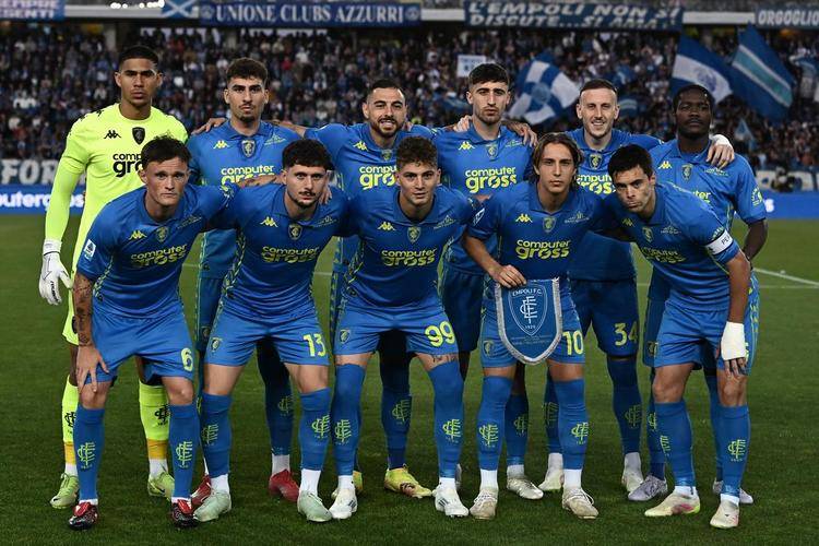 马德里竞技训练开放日，赛后临场应变引欢呼，意大利杯在即，阵容厚度经受考验的简单介绍