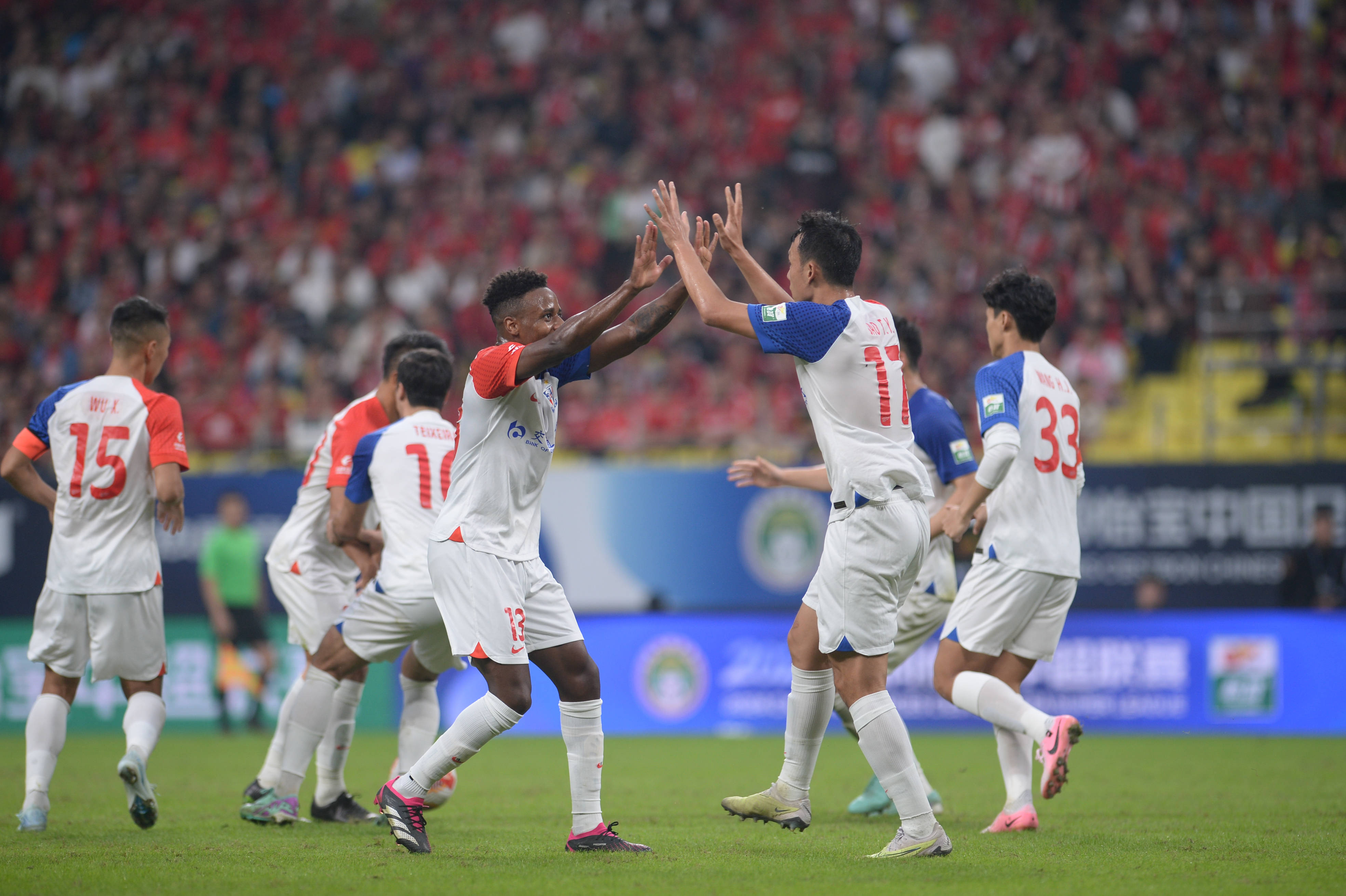 豪取13连胜追平中超纪录