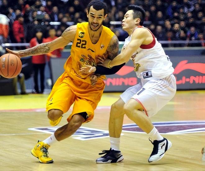 关于NBA总决赛转会期再迎强敌，山东男篮篮板制胜，主帅态度——更衣室稳定，年轻球员得到机会的信息