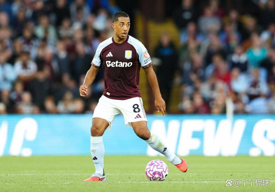 包含阿斯顿维拉训练开放日；冲刺阶段远射贴柱引欢呼；欧冠在即；临场指挥获称赞的词条