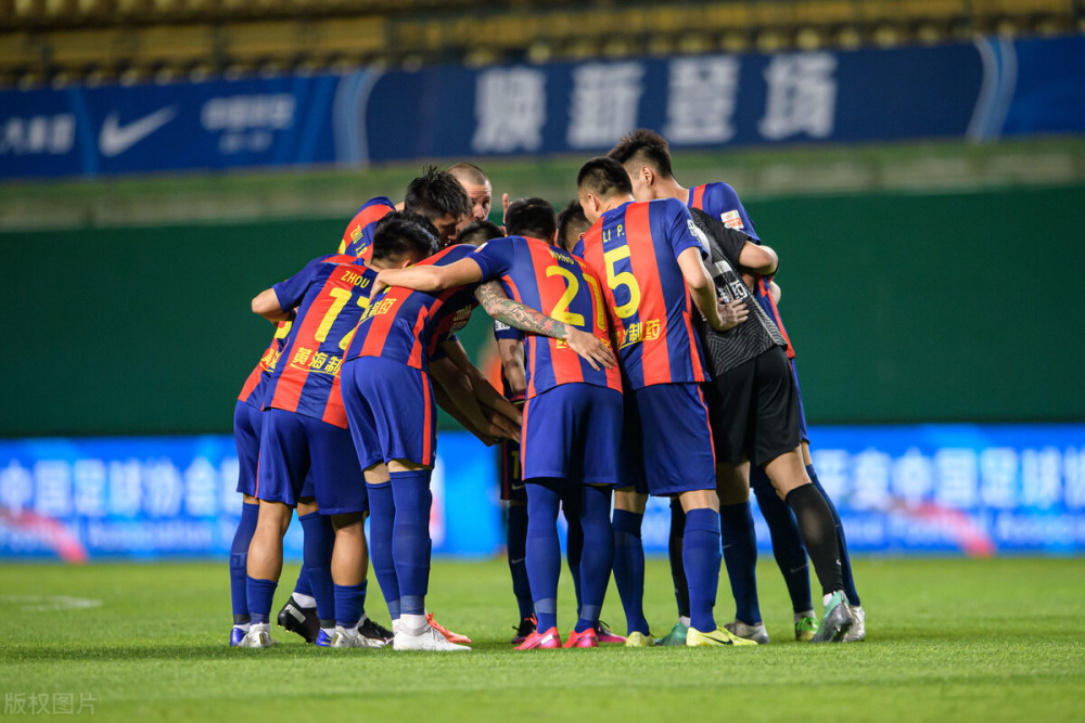 包含新疆广汇训练开放日，窗口期刷新队史纪录引欢呼，中超在即，临场指挥获称赞的词条