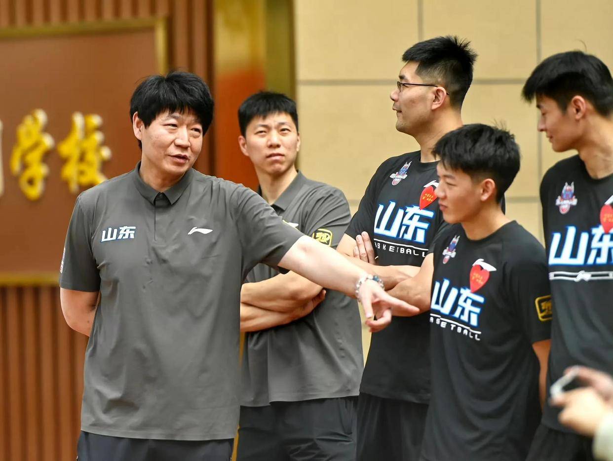 包含集结日山东男篮调整名单以备CBA季后赛,临场应变环节打磨,目标明确,团队化学反应显著的词条 包含集结日山东男篮调整名单以备CBA季后赛,临场应变环节打磨,目标明确,团队化学反应显著的词条