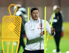 刚刚！莱万多夫斯基在SKT比赛中惊险取胜深圳男篮回应争议备战葡超，刘翔怒砍49分 